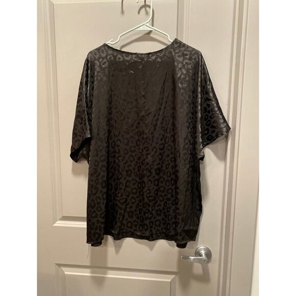 Jodifl Oversized M Black Leopard V-Neck Tee - Picture 6 of 6